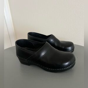 Dansko Women’s Black Leather Classic Clogs Size 40